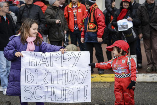 Familiares, amigos y seguidores acompañan a Schumacher en su cumpleaños