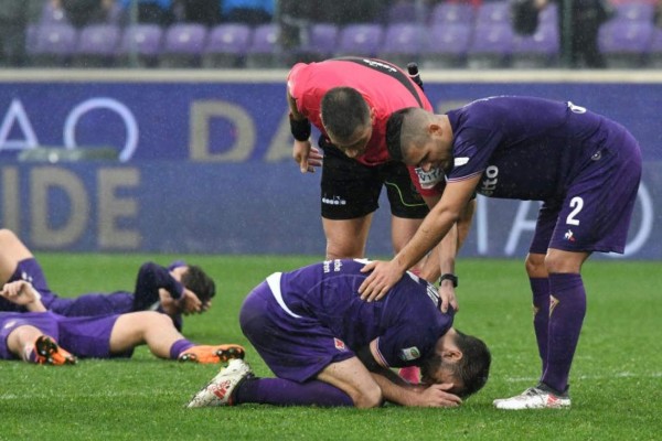 Compañeros de Astori no pudieron contener las lágrimas durante el homenaje rendido por la Fiorentina a su gran capitán. Foto AFP