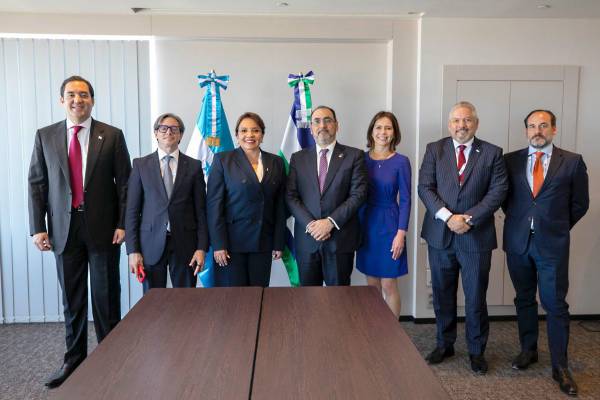 Xiomara Castro se reúne con presidente de la CAF en Bélgica