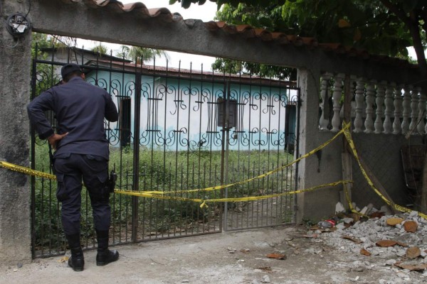 Exhuman cuerpo de mujer que hallaron enterrado