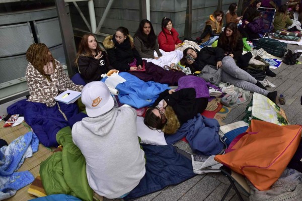 Fanáticos acampan más de un mes en Madrid para ver a Justin Bieber