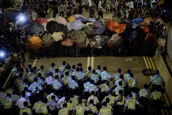 Violencia policial eleva la tensión en Hong Kong