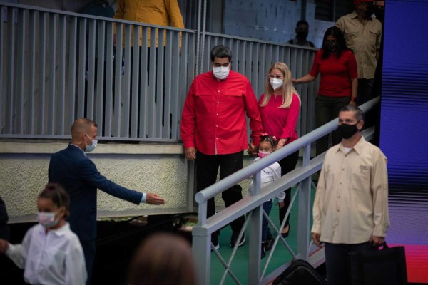 Maduro plantea 'diálogo abierto' con Biden para regresar encargados de negocios