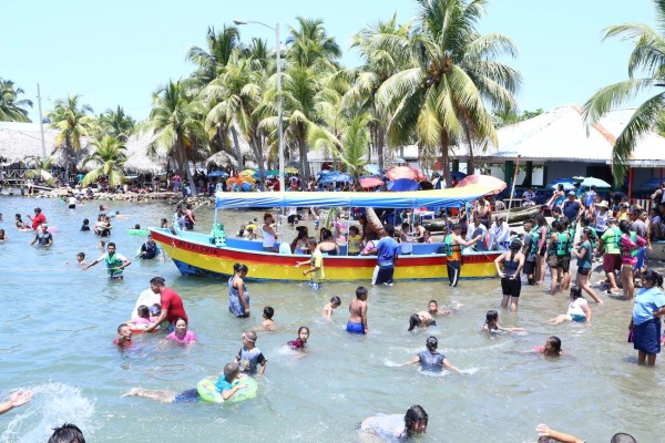 Veraneantes ya disfrutan de Omoa y Puerto Cortés