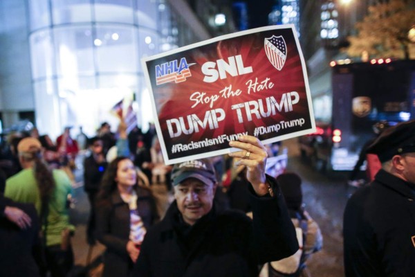 Hispanos protestan contra NBC por invitación a Trump