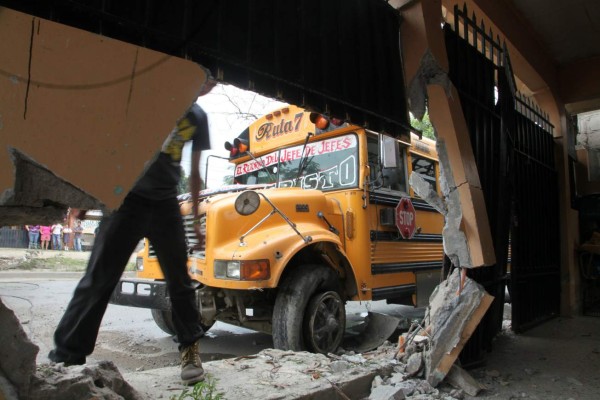 Bus se estrella con muro de vivienda en San Pedro Sula