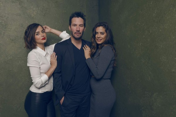 Ana de Armas seduce a Keanu Reeves en el cine