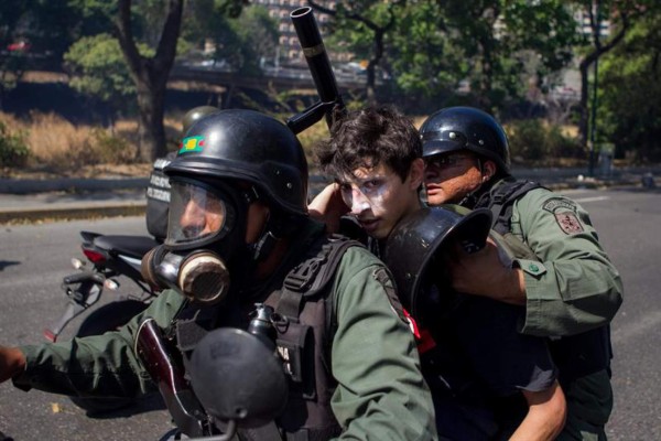 Policía frustra intento de marcha opositora hacia centro Caracas