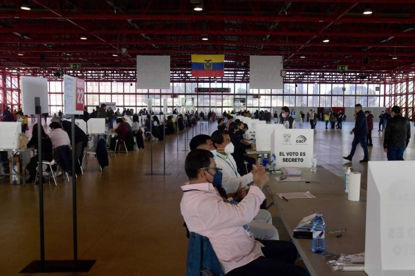 Ecuador elige presidente en cerrado duelo entre izquierda y derecha