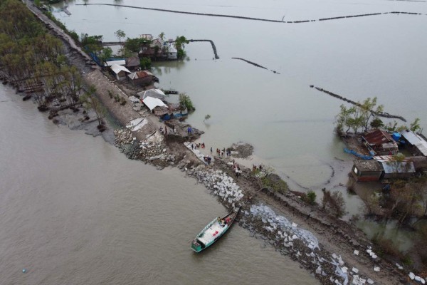 Ciclón deja al menos 84 muertos en Bangladés e India