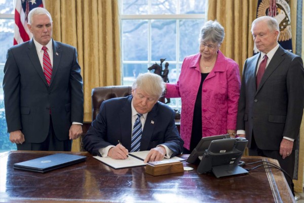 Trump firmó hoy una nueva versión de su decreto migratorio