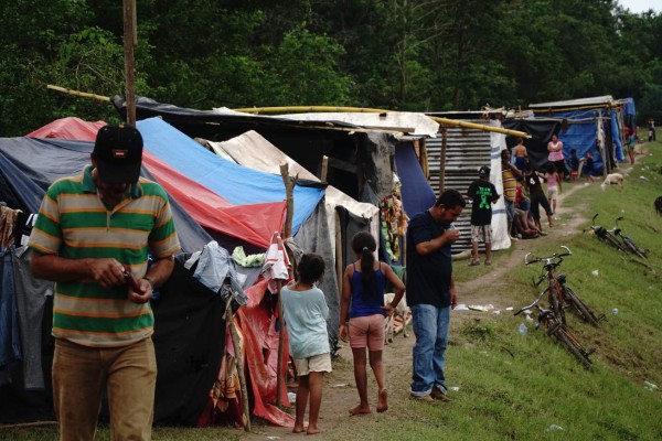 Familias de La Lima llevan cinco días a la intemperie
