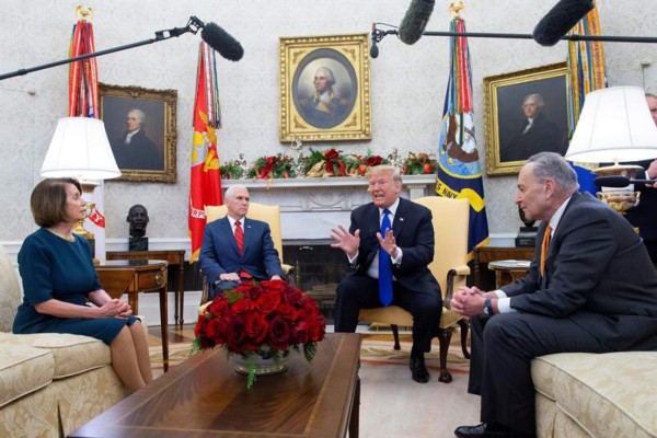 Trump exige su muro a los gritos en una tensa reunión en la Casa Blanca