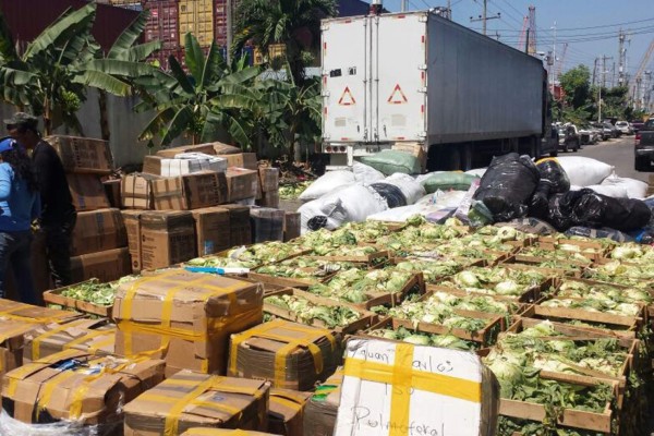 Decomisan furgón lleno con presunto contrabando en Omoa