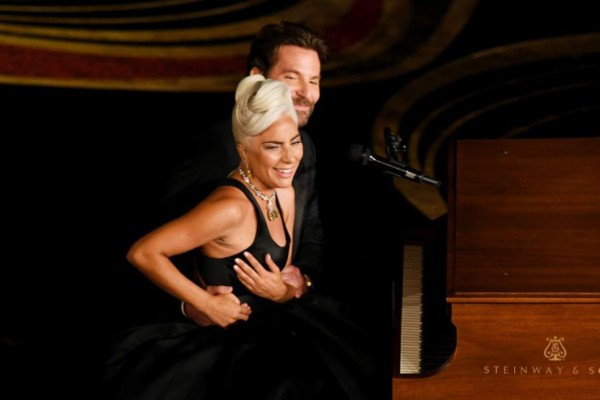 Bradley Cooper y Lady Gaga hacen romántica presentación en los Óscar 2019