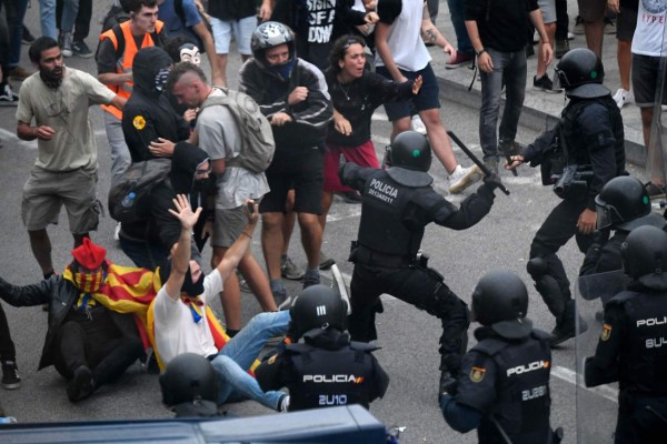 Policía arremete contra manifestantes en aeropuerto de Barcelona