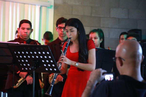 De 36 estudiantes, solo Karina se gradúa en cuarta promoción del IVA