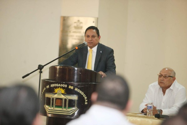 Colegio de Abogados suspende el cobro de los timbres