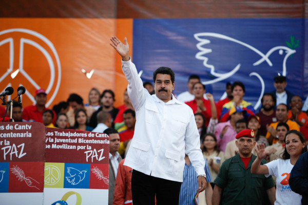 Maduro abre diálogo nacional en respuesta a semanas de agitación