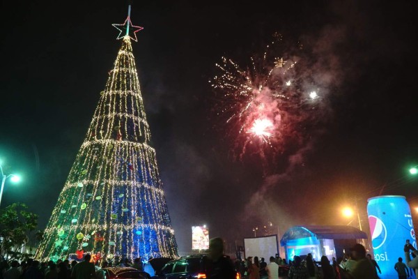 Con espectáculo de luces inauguran el árbol navideño más grande de Honduras