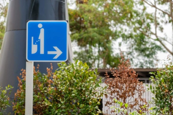 Patentan un urinario que lava y seca el miembro viril en segundos