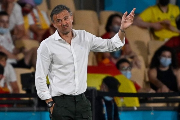 Spain's coach Luis Enrique gestures during the UEFA EURO 2020 Group E football match between Spain and Sweden at La Cartuja Stadium in Sevilla on June 14, 2021. (Photo by PIERRE-PHILIPPE MARCOU / POOL / AFP)