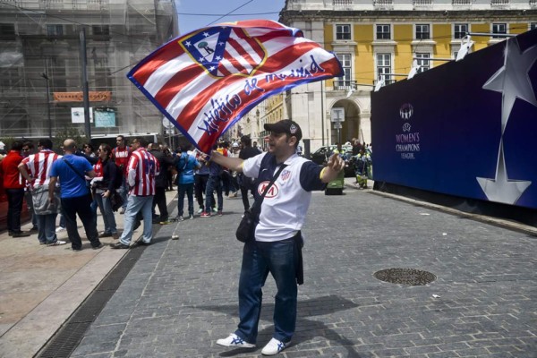 Una invasión española se toma pacíficamente Lisboa antes de la final