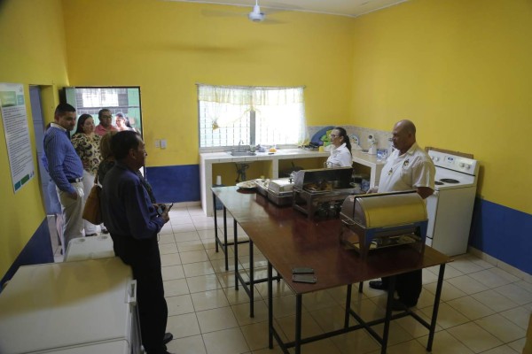 En manos de escolares colección educativa de Cargill y LA PRENSA