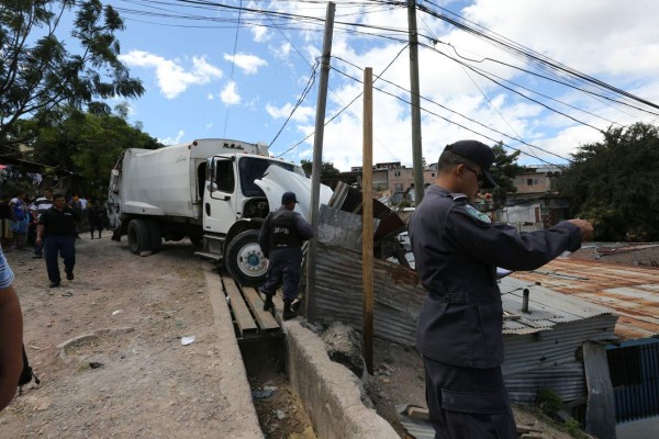 Camión embiste taxi y queda sobre el techo de una casa