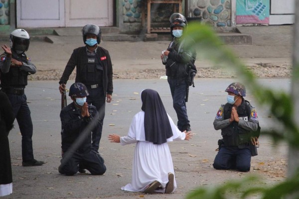 '¡No disparen contra los niños!, mátenme a mí': El clamor de una monja a militares de Birmania