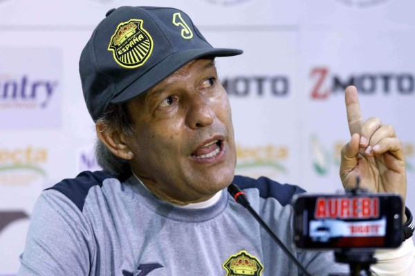 Carlos Restrepo pide que en las conferencias se hable de fútbol y no de los árbitros