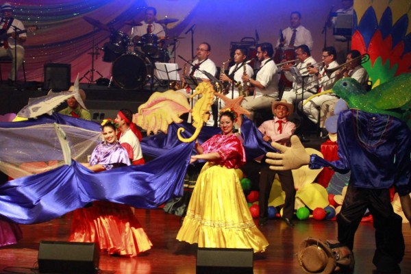 Un éxito el Nocturnal de Gala Tributo a Honduras 2014