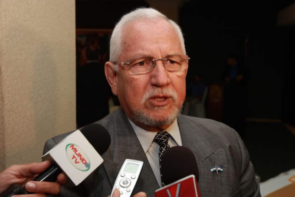 Micheletti dice que aceptaría disculpas de Mel Zelaya