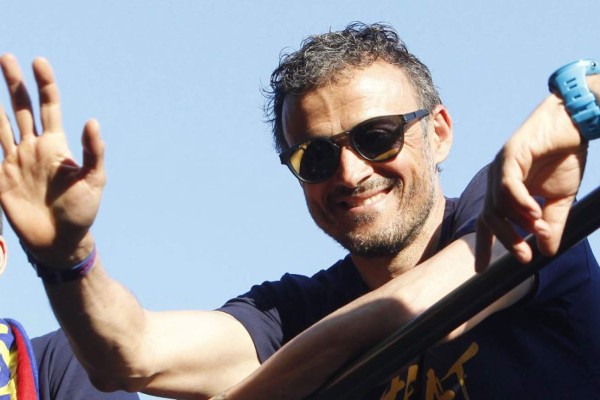Luis Enrique celebra con la camiseta del Sporting de Gijón