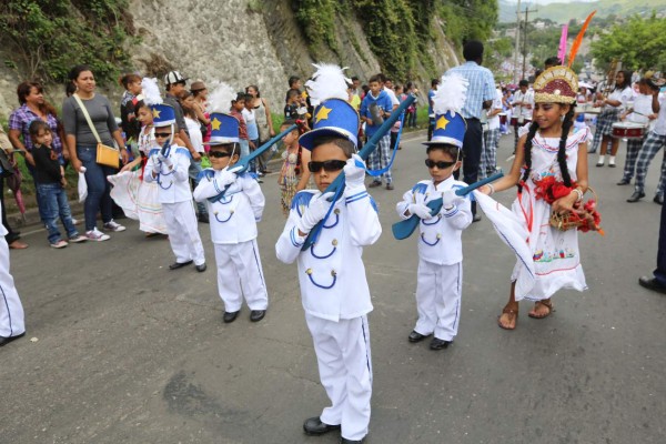 Tegucigalpa luce inundada de civismo y color