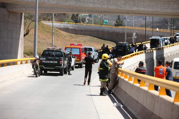 La Policía y los cuerpos de socorro llegaron hasta la escena del crimen.