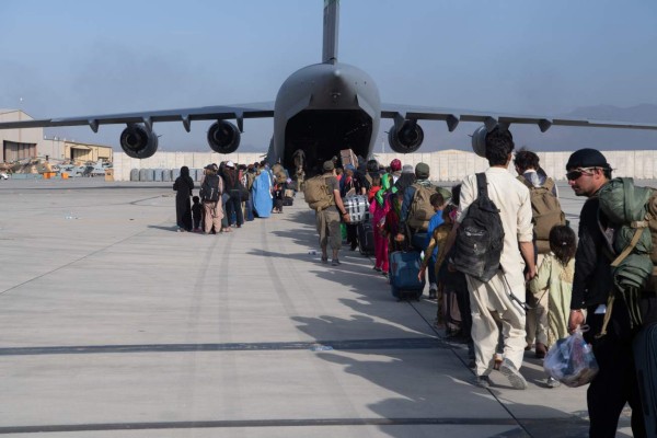 EEUU y Reino Unido alertan de amenaza terrorista en aeropuerto de Kabul