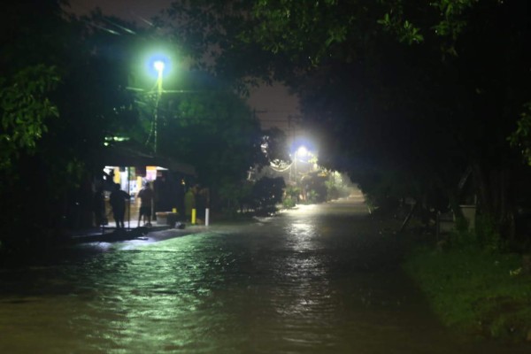 Desbordamiento del Ulúa y Chamelecón causan caos en el Valle de Sula