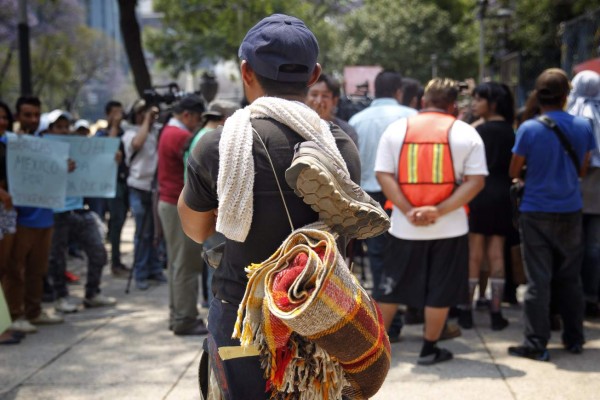 MEX00. CIUDAD DE MÉXICO (MÉXICO), 07/04/2018.- Integrantes de la caravana del Viacrucis Migrante, protestan hoy, sábado 07 de abril de 2018 en la embajada de Estados Unidos en Ciudad de México (México) procedentes de Oaxaca y puebla los integrantes de la caravana exigieron un cambio en la política migratoria de Estados Unidos. EFE/Sáshenka Gutierrez