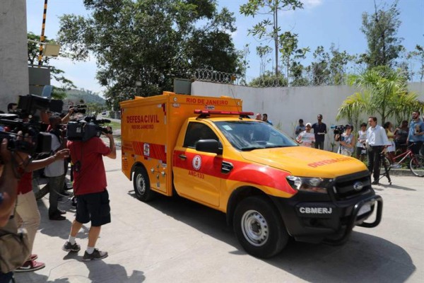 l menos 10 muertos en un incendio en el centro de entrenamiento del Flamengo en RíoUn coche de la Defensa Civil de Río de Janeiro transporta un cuerpo tras el incendio registrado en la madrugada de este viernes, en el centro de entrenamiento del club de fútbol Flamengo, en Río de Janeiro (Brasil). EFE