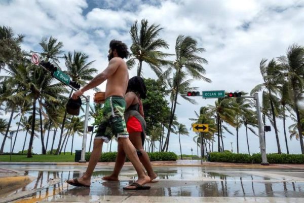 Isaías se debilita a tormenta tropical antes de llegar a Florida