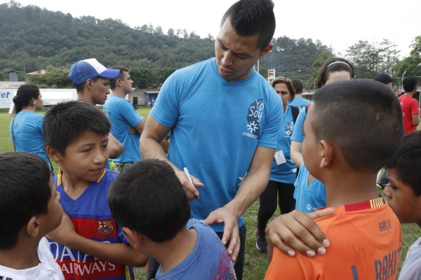 Roger Espinoza comparte con niños de Santa Bárbara