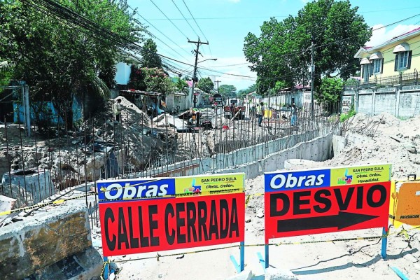 Construccion de agua lluvia a la altura de la morgue de San Pedro Sula
