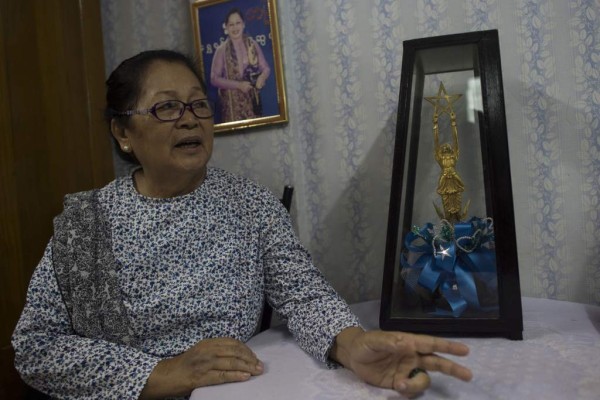 Nwet Nwet San, una ex estrella del cine birmano, creó un centro para sus pares: la 'Casa de las madres' (Amay Myar Yeik Thar), último hogar para una veintena de actrices.'El fin de vida puede ser difícil, incluso para las que eran actrices. Vi morir algunas en condiciones terribles, es por ello que decidí crear este espacio', explica Nwet Nwet San, de 77 años.