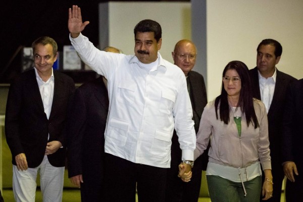 Maduro se compromete con el diálogo y tiende la mano a sus opositores