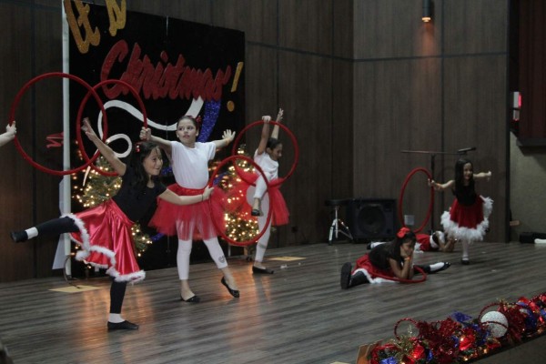 Mountview Academy celebra la Navidad con baile y canto