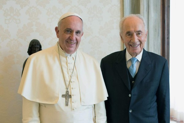 (FILES) This file photo taken on September 04, 2014 shows (FILES) This handout picture released by the Vatican press office on September 4, 2014 shows Pope Francis (L) posing with former Israel President Shimon Peres prior to a private audience at the Vatican.Israeli ex-president and Nobel Peace Prize winner Shimon Peres died on September 28, 2016, his personal doctor told AFP, some two weeks after suffering a major stroke. / AFP PHOTO / OSSERVATORE ROMANO / OSSERVATORE ROMANO