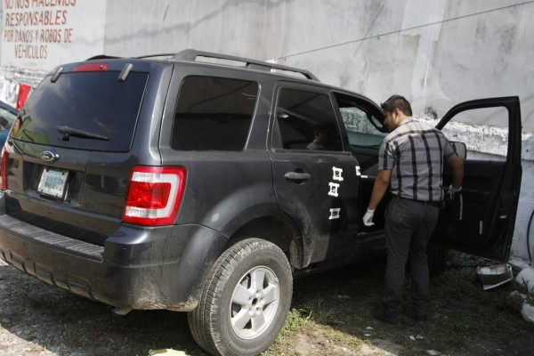 Hallan carro tiroteado en parqueo del barrio El Benque