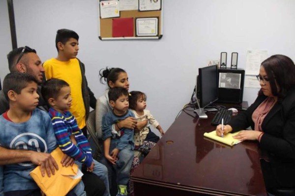 Hondureña celebra Acción de Gracias tras recibir asilo en EEUU