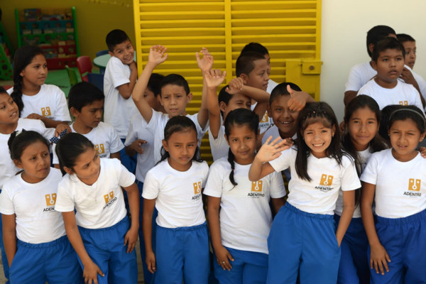 Ricardo Arjona inaugura escuela para niños en Guatemala